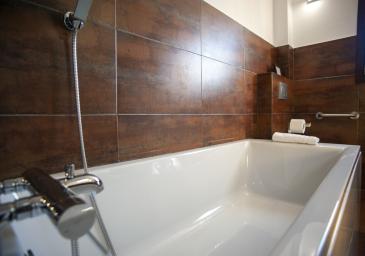 CHAMBRE DOUBLE  AVEC TERRASSE ET VUE À LA RUE CALME