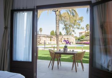 CHAMBRE DOUBLE AVEC TERRASSE ET ACCES DIRECTE PISCINE