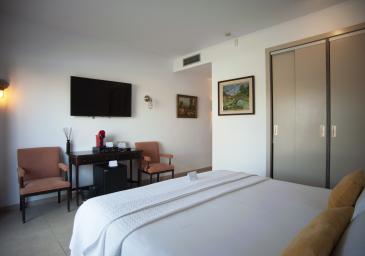 CHAMBRE DOUBLE AVEC TERRASSE ET ACCES DIRECTE PISCINE