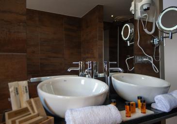 CHAMBRE DOUBLE  AVEC BALCON ET VUE À LA RUE CALME