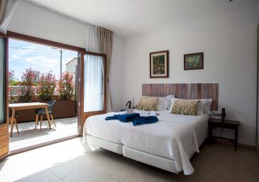 CHAMBRE DOUBLE  AVEC TERRASSE ET VUE À LA RUE CALME