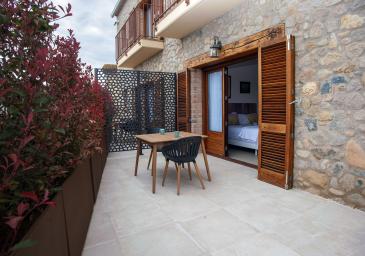 CHAMBRE DOUBLE  AVEC TERRASSE ET VUE À LA RUE CALME