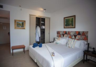 CHAMBRE DOUBLE AVEC TERRASSE ET ACCES DIRECTE PISCINE