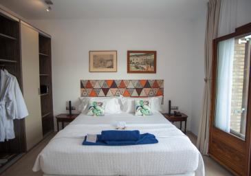 CHAMBRE DOUBLE  AVEC BALCON ET VUE À LA RUE CALME