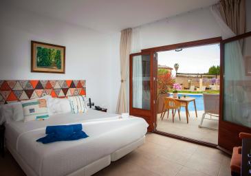 CHAMBRE DOUBLE AVEC TERRASSE ET ACCES DIRECTE PISCINE