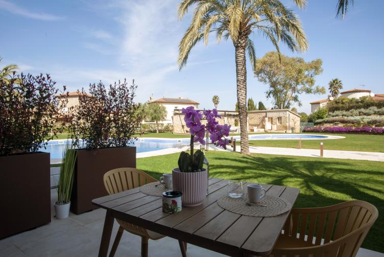 HABITACIÓ DOBLE AMB TERRASSA ACCES DIRECTE PISCINA