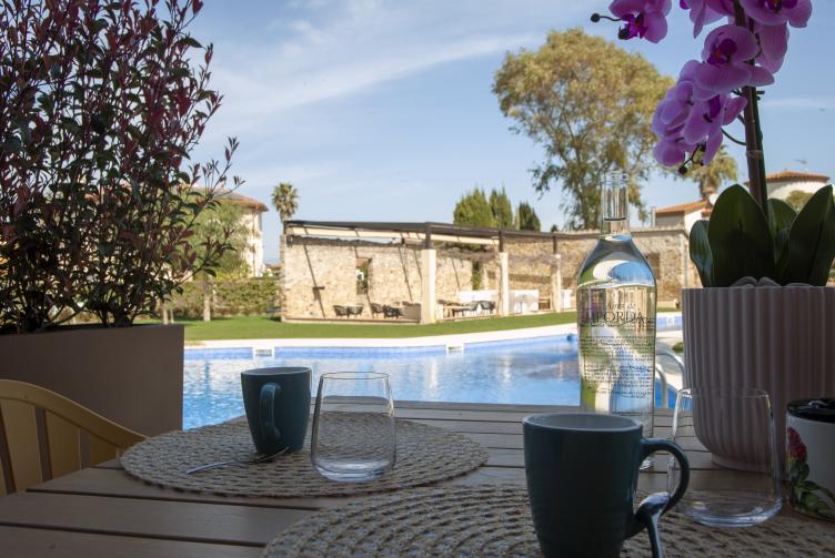 HABITACIÓ DOBLE AMB TERRASSA ACCES DIRECTE PISCINA