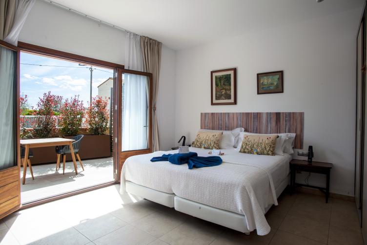 DOUBLE ROOM WITH TERRACE AND QUIET STREET VIEW