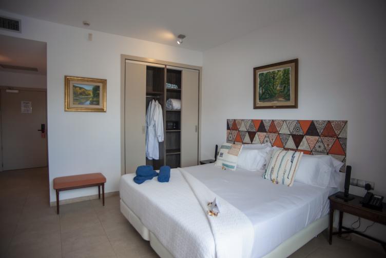 HABITACIÓ DOBLE AMB TERRASSA ACCES DIRECTE PISCINA