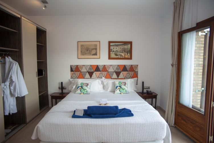 HABITACIÓ DOBLE AMB BALCÓ VISTA CARRER TRANQUIL