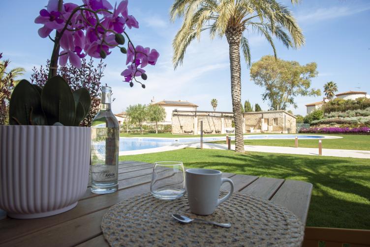 HABITACIÓ DOBLE AMB TERRASSA ACCES DIRECTE PISCINA