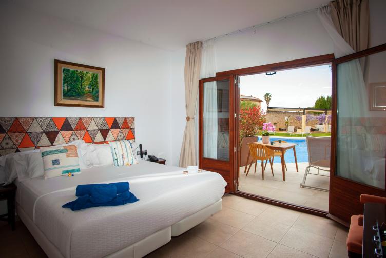 HABITACIÓ DOBLE AMB TERRASSA ACCES DIRECTE PISCINA