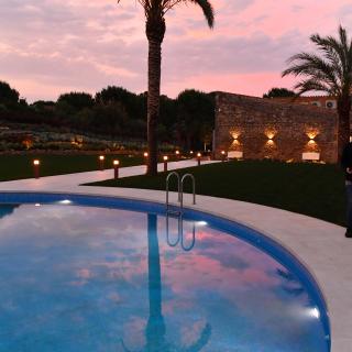 Swimming pool and garden Hotel Aires de l'Empordà Swimming pool of the Aires de l'Empordà hotel at sunset