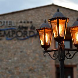 Detalle farola exterior en Hotel Aires de l'Empordà
