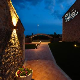 Entrada hotel Aires de l'Empordà de noche