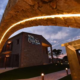 Entrada de masía con arcos en Hotel Aires de l'Empordà