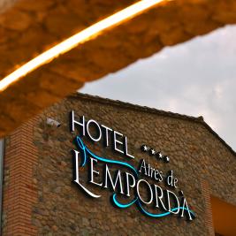 Cartel luminoso de hotel en el Empordà