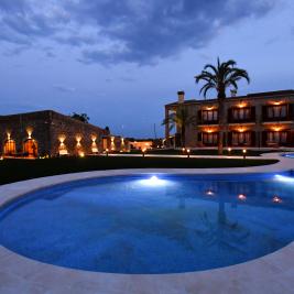 Piscina de noche en masía del Hotel Aires de l'Empordà