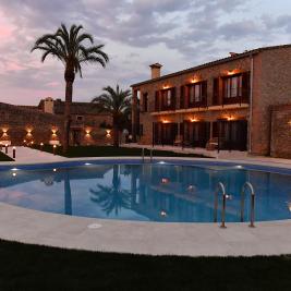 Hotel Aires de l'Empordà con piscina en frente de las habitaciones