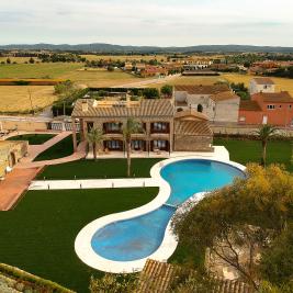 Vista aérea del Hotel Aires de l'Empordà en Vilacolum