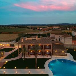 Vista aérea Hotel con piscina en Vilacolum