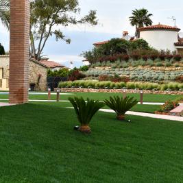 Zona ajardinada en Hotel Aires de l'Empordà